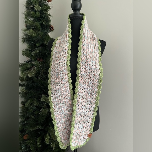 Elegant Multicolor Scarf with Green Trim - Picture 2 of 3